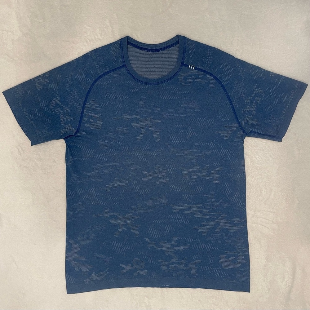 lululemon metal vent short sleeve shirt men’s size Large with blue camo pattern